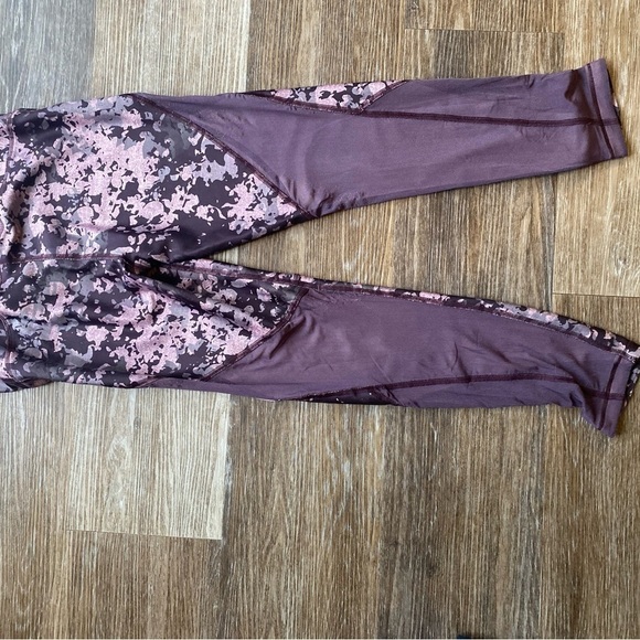 Ladies, under armor leggings with mesh detail on sides - Picture 2 of 5